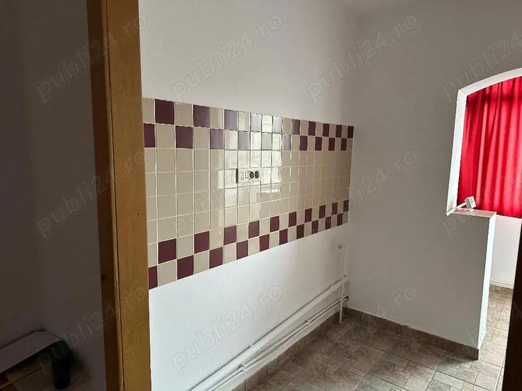 Apartament cu 3 camere decomandat în Nicolina