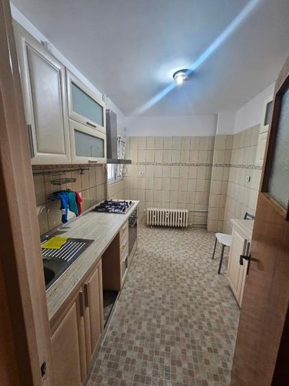 Apartament cu 3 camere semidecomandat în Vatra Luminoasă