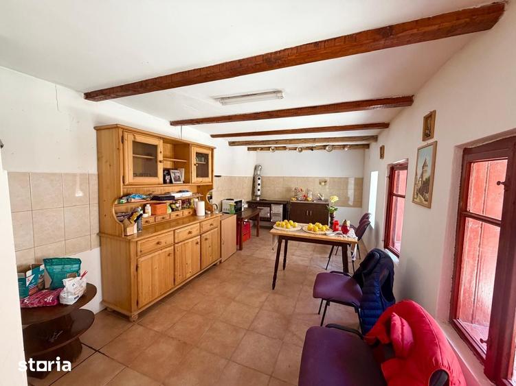 Casă cu 3 camere cu Teren 2974 Mp în Central