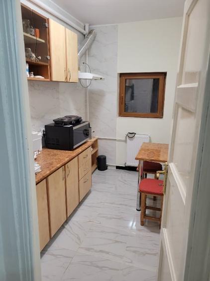 Apartament cu 3 camere semidecomandat, mobilat în P-ța Romană