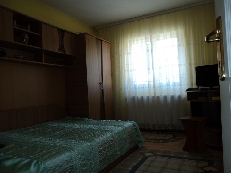 Casă cu 5 camere cu Garaj în Bujoreni