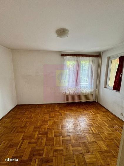 Apartament cu 3 camere semidecomandat în Berceni