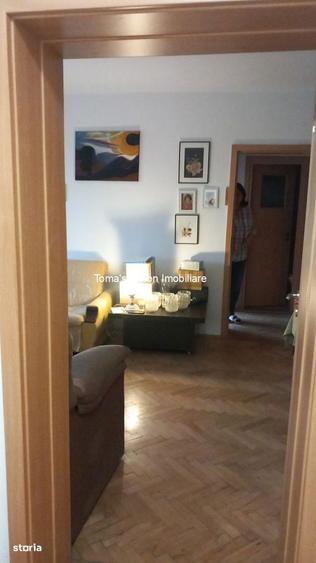 Apartament cu 2 camere semidecomandat, mobilat în Pajura