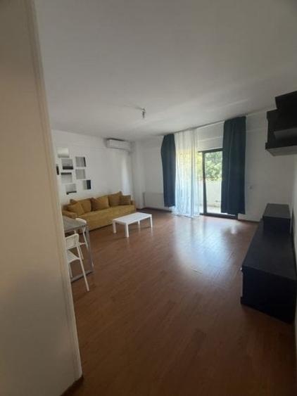 Apartament cu 3 camere semidecomandat, mobilat în Sisești
