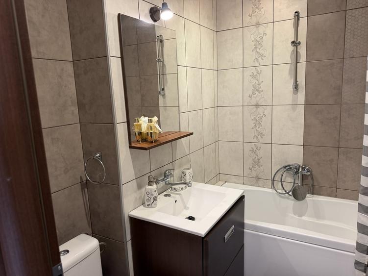 Apartament cu 3 camere decomandat, mobilat în Central