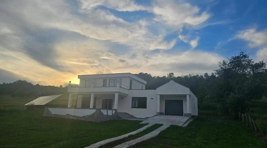 Casă cu Teren 3000 Mp în Luncoiu de Sus