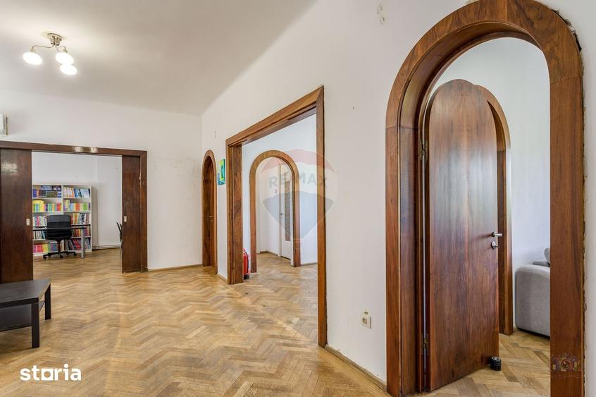 Apartament cu 5 camere în Romană