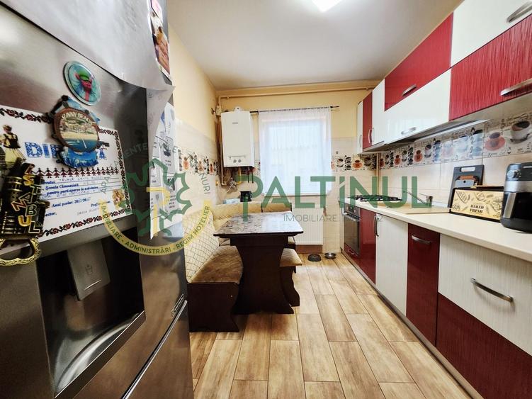 Apartament cu 3 camere decomandat, mobilat în Periferie