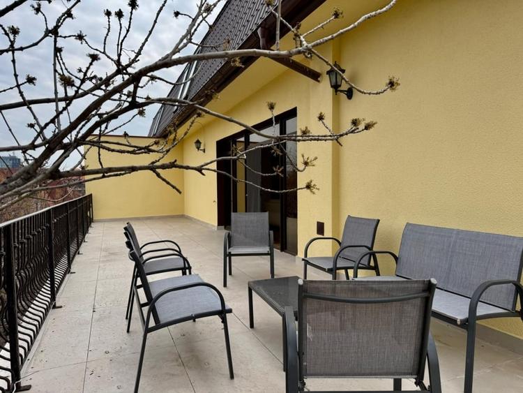 Penthouse cu 4 camere decomandat în Aviatorilor