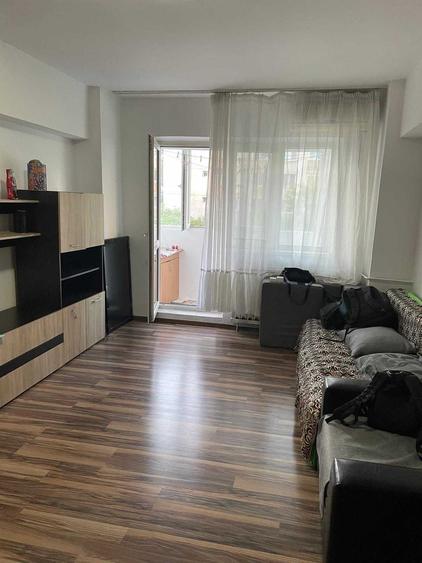 Apartament cu 2 camere semidecomandat în Berceni