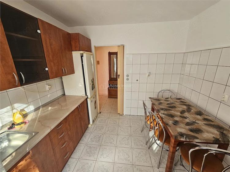 Apartament cu 3 camere semidecomandat în Cuptoare (Reșița)