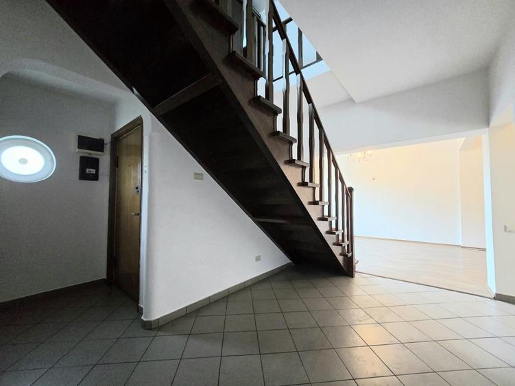 Apartament cu 6 camere nedecomandat, mobilat în Moșilor