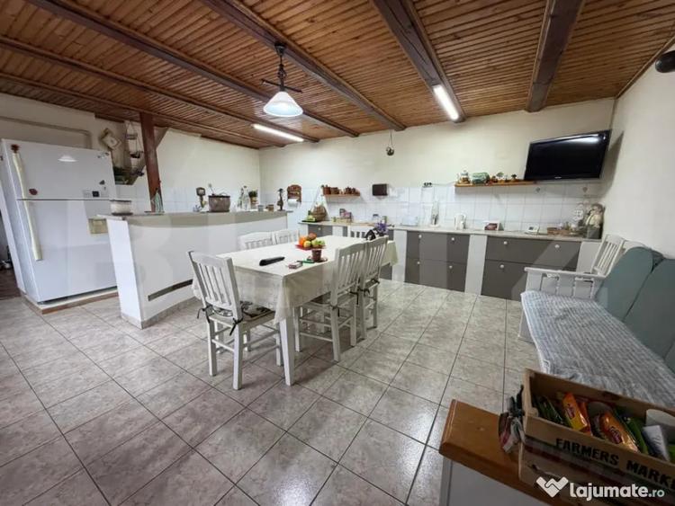 Casă cu 5 camere cu Teren 21111 Mp în Central