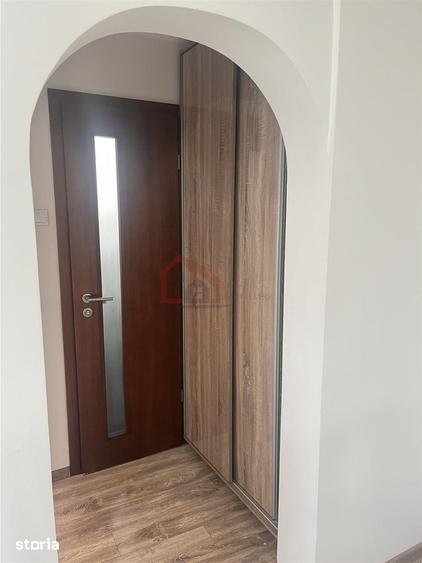 Apartament cu 3 camere semidecomandat în Tei