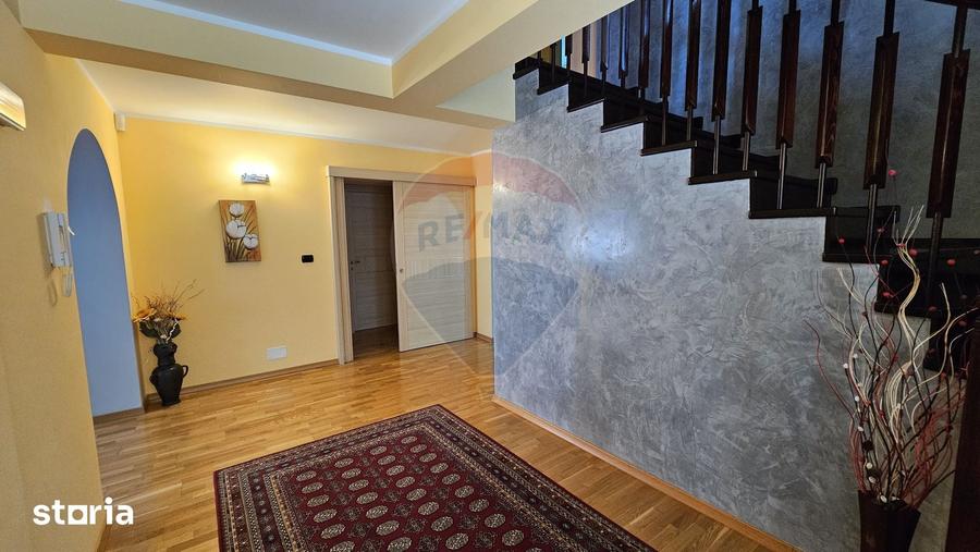 Casă cu 8 camere cu Teren 811 Mp în Obcini