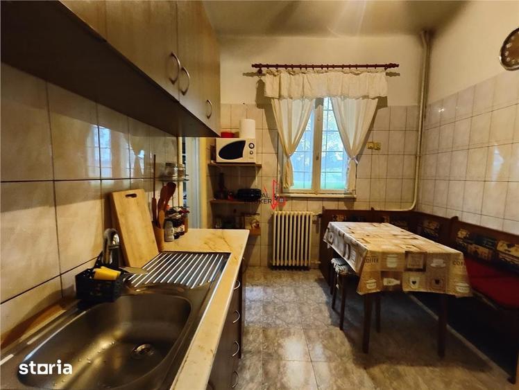 Casă cu 8 camere cu Teren 374 Mp în Grivița