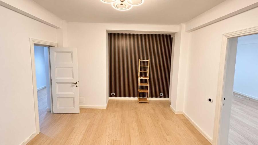 Apartament cu 3 camere semidecomandat în Calea Victoriei