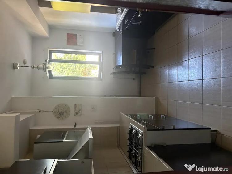 Apartament cu 3 camere decomandat în Văcăresti