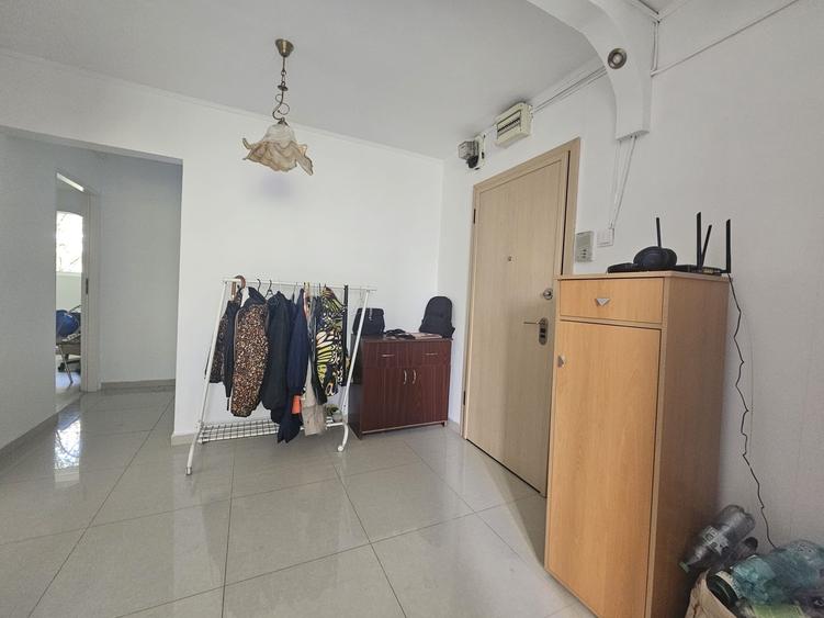 Apartament cu 4 camere decomandat în Berceni