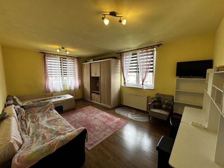 Apartament cu 4 camere decomandat în Exterior Vest