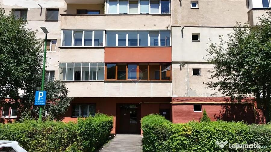 Apartament cu 4 camere decomandat în Răcădău