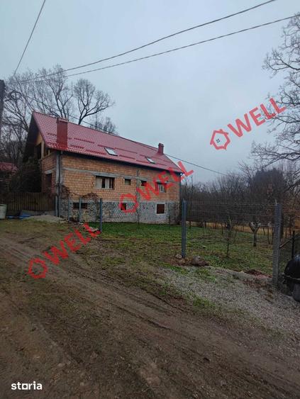 Casă cu 8 camere cu Teren 250 Mp în Bățani