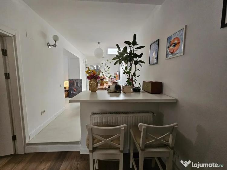 Apartament cu 3 camere semidecomandat, mobilat în Victoriei