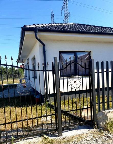 Casă individuală cu 3 camere cu Canalizare în Cetate