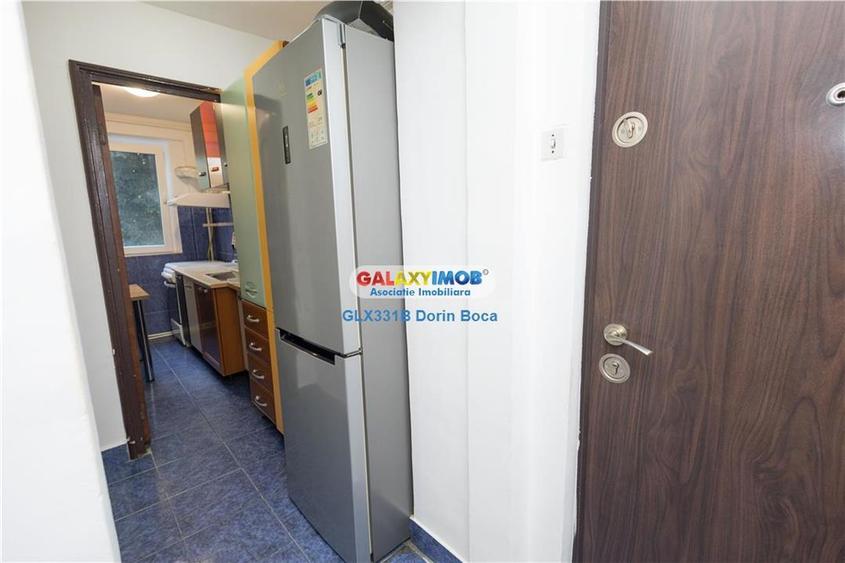 Apartament cu 3 camere semidecomandat în Tei