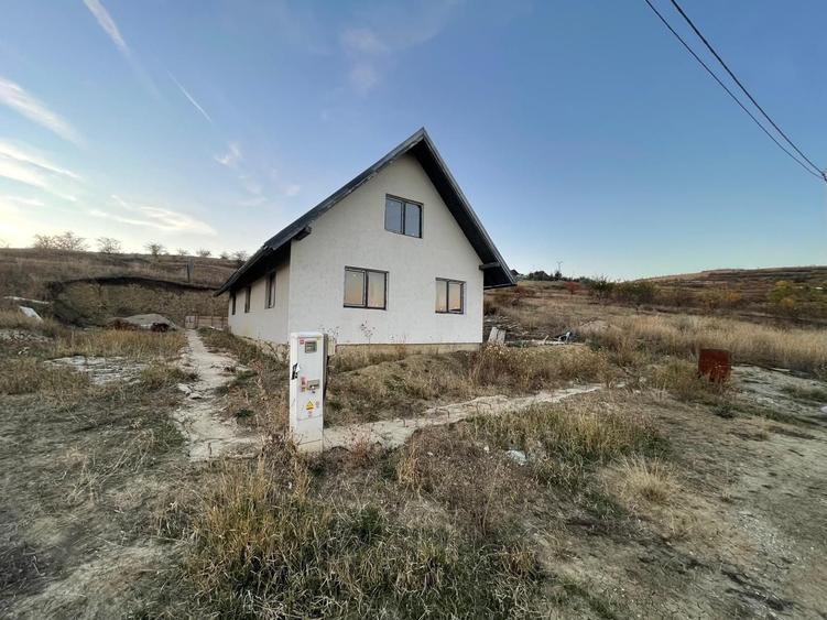 Casă cu 4 camere în Câmpenești