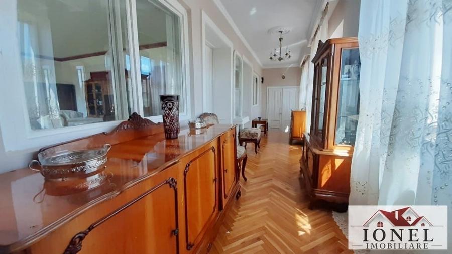 Casă individuală cu 6 camere cu Canalizare în Central