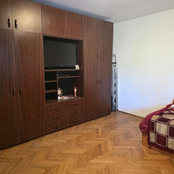 Apartament cu 3 camere decomandat în Romană