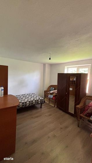 Casă cu 4 camere cu Teren 1380 Mp în Rătești