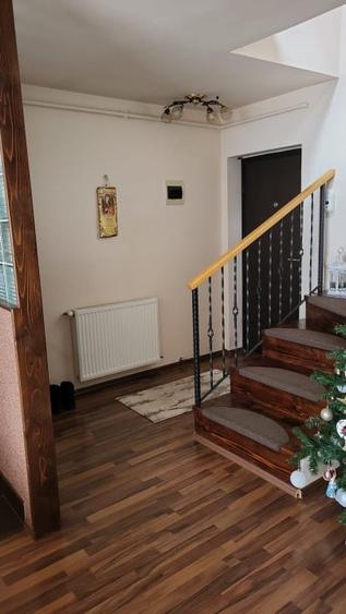 Apartament cu 3 camere semidecomandat, mobilat în Florești