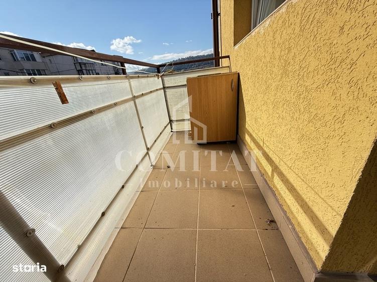 Apartament cu 3 camere semidecomandat în Sânnicoară