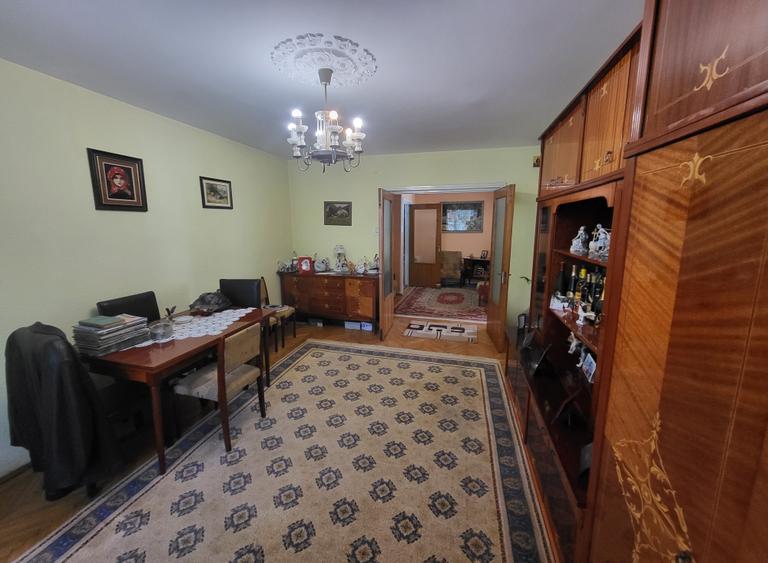 Apartament cu 3 camere decomandat în Central