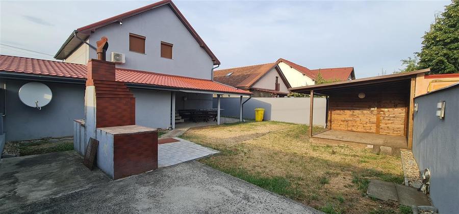 Casă individuală cu 5 camere cu Canalizare în Bujac