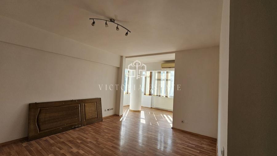 Apartament cu 3 camere decomandat în Republicii