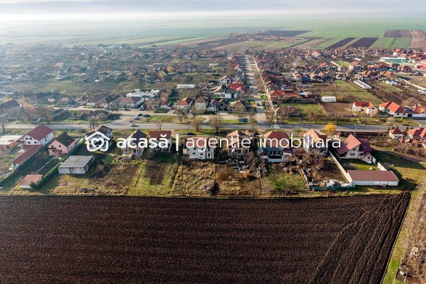 Casă individuală cu 9 camere cu Canalizare în Zimandu Nou