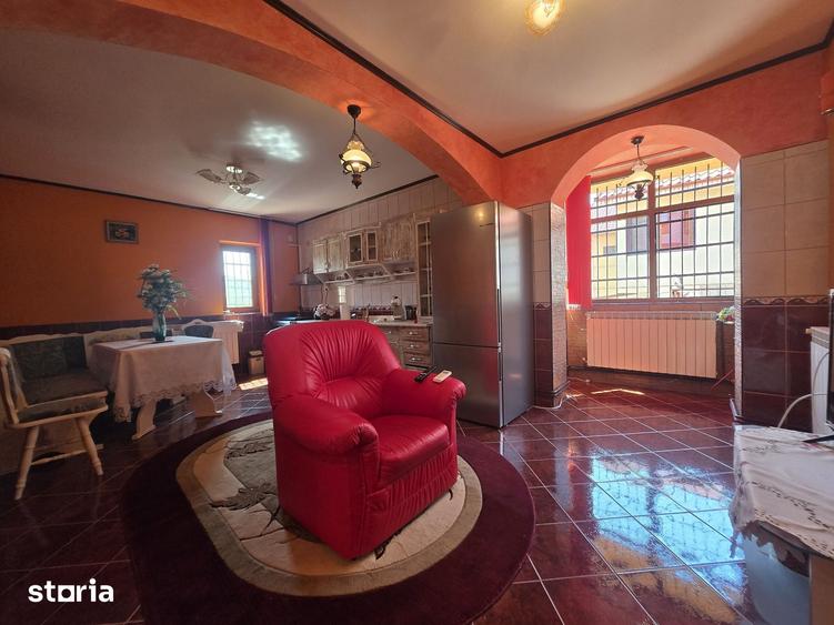 Casă cu 6 camere cu Teren 875 Mp în Central