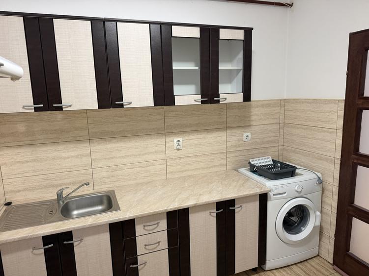 Apartament cu 3 camere decomandat, mobilat în Vasile Aaron