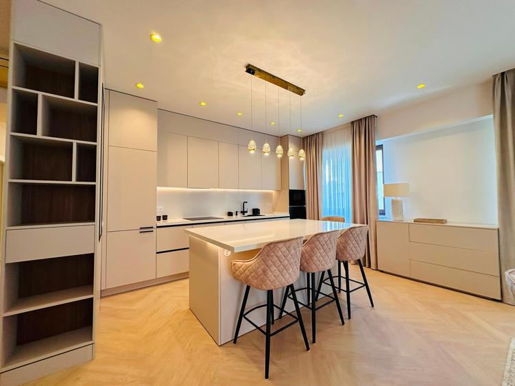 Apartament cu 4 camere decomandat în Herăstrău
