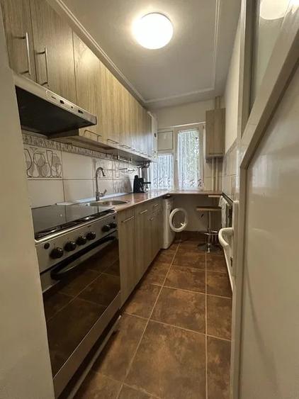 Apartament cu 3 camere semidecomandat, mobilat în Alexandru cel Bun