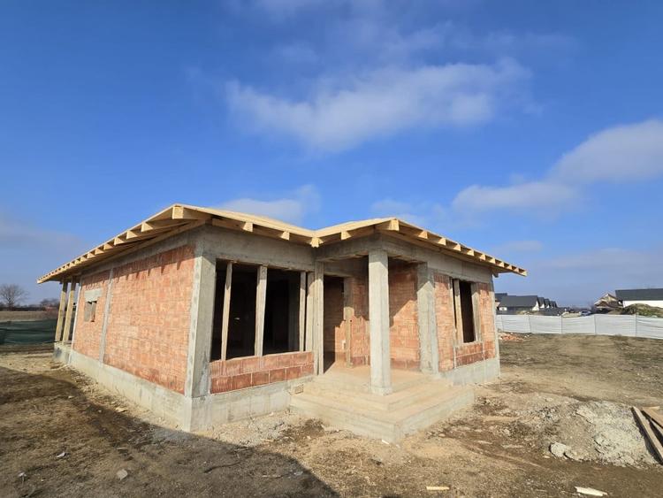 Casă individuală cu 3 camere cu Canalizare în Lilieci