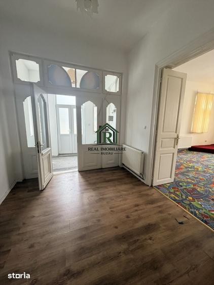Casă cu 2 camere decomandat cu Teren 300 Mp în Central