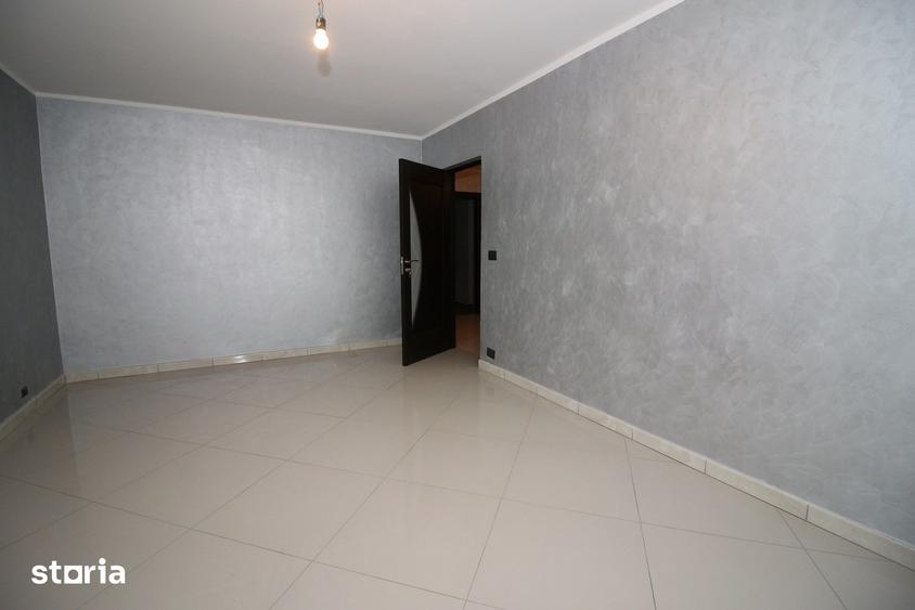 Apartament cu 3 camere decomandat în Est