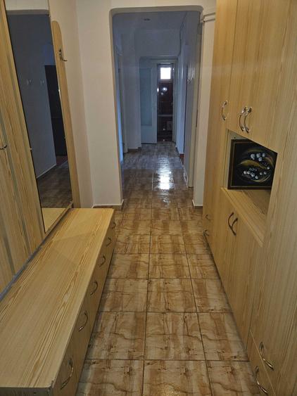 Apartament cu 3 camere decomandat în Cornișa