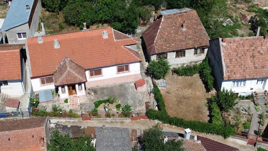 Casă cu 4 camere cu Teren 546 Mp în Central