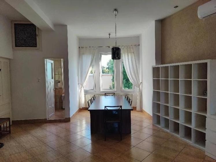 Apartament cu 3 camere semidecomandat, mobilat în Primăverii