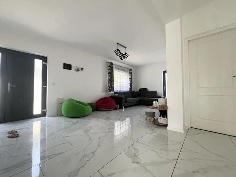 Casă cu 3 camere cu Teren 300 Mp în Sânmihaiu Român